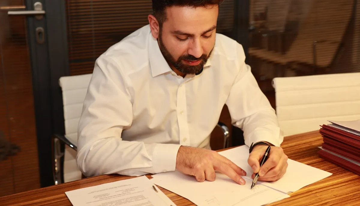 Das Bild zeigt einen Prokuristen, der mittels seiner erteilten prokura Verträge für das Unternehmen unterzeichnen darf und Aufträge erteilen darf