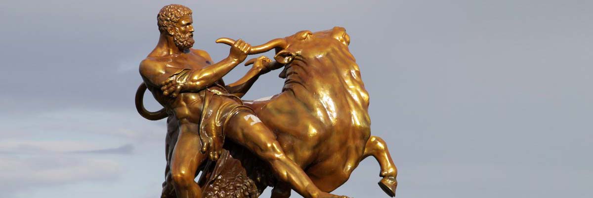 Das Bild zeigt die Statue eines Mannes, der ein wildes Tier bezwingt und dient der Veranschaulichung des Themas "Ablauf bei der UG Gründung".